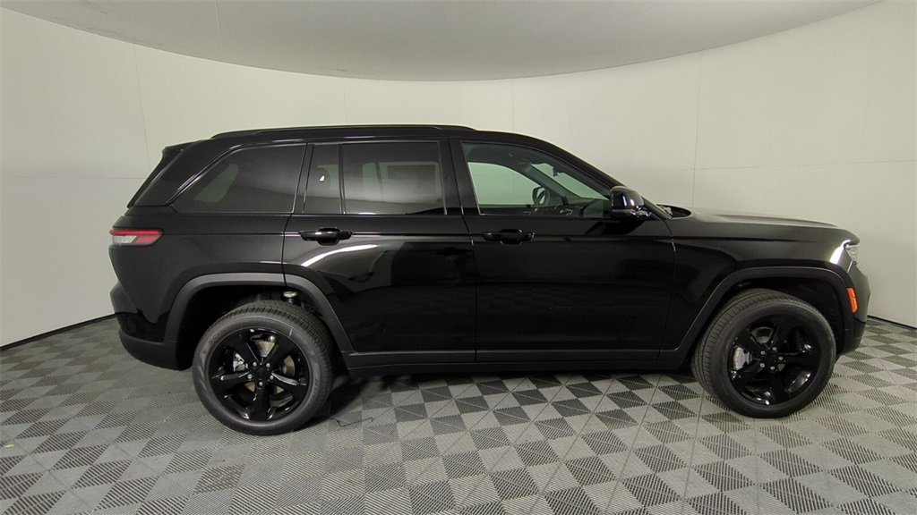 New 2025 Jeep Grand Cherokee Limited w/ Black Appearance Package image 3
