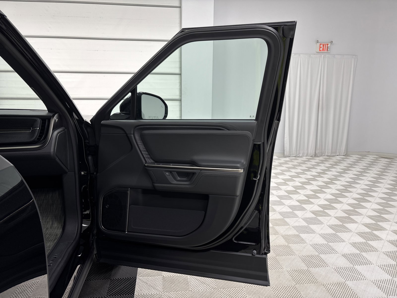 Used 2025 Rivian R1S Adventure AWD/4WD image 18