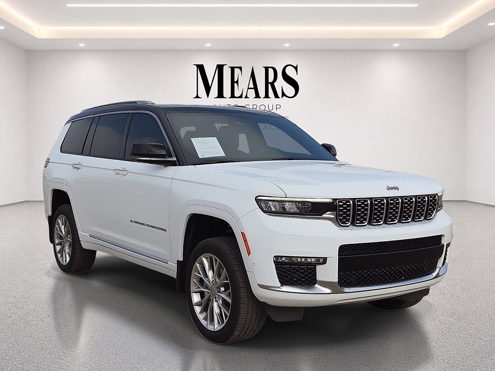 Used 2023 Jeep Grand Cherokee L Summit w/ MOPAR Finishing Package AWD/4WD image 7
