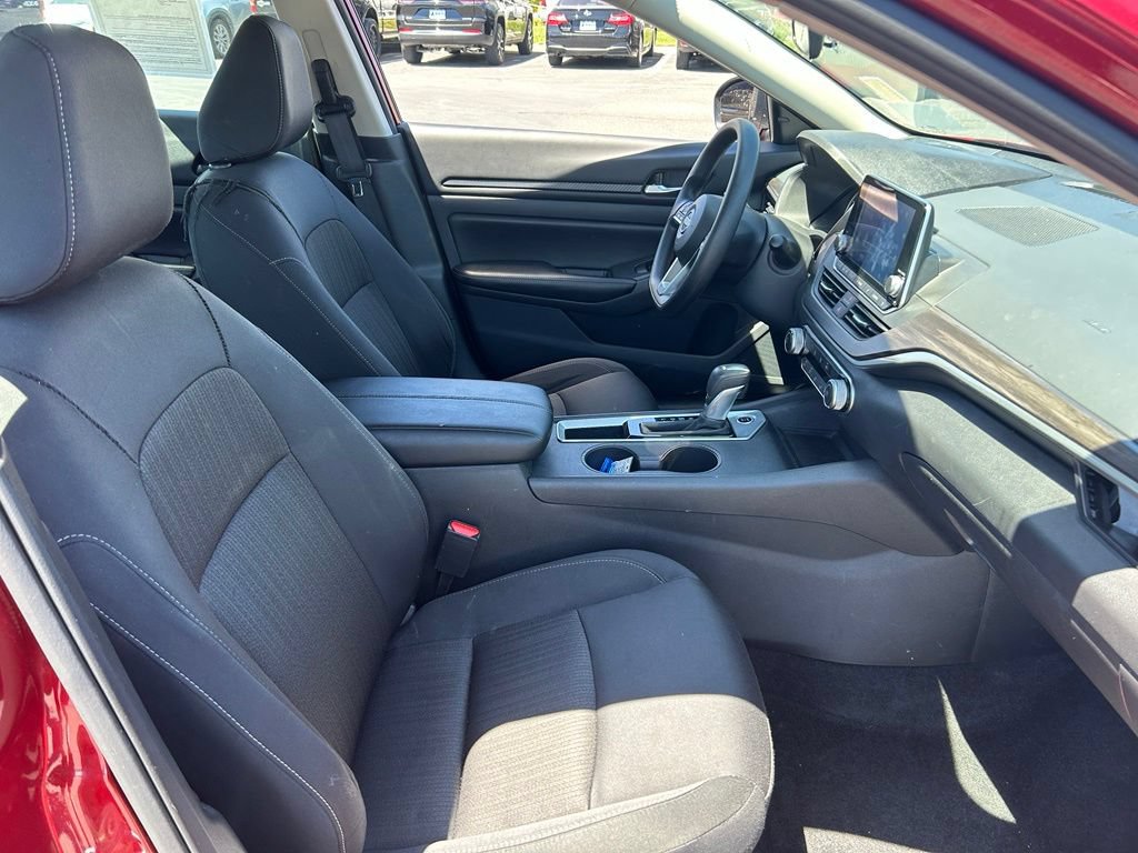 Used 2025 Nissan Altima 2.5 SV FWD image 33