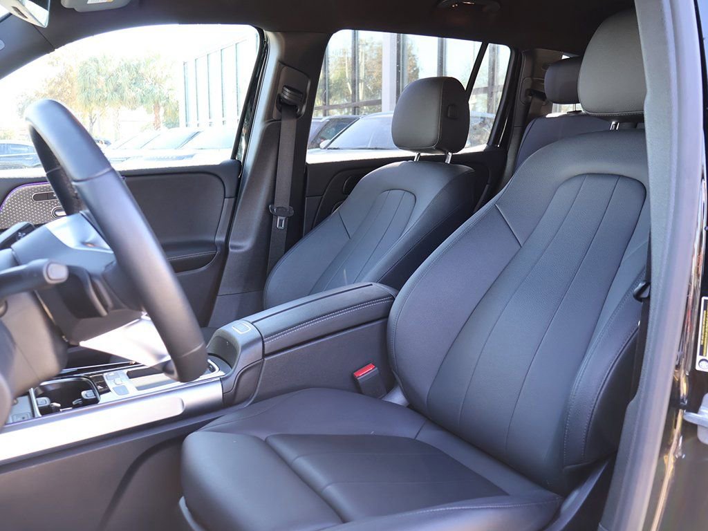 Used 2025 Mercedes-Benz GLB 250 w/ Driver Assistance Package image 28