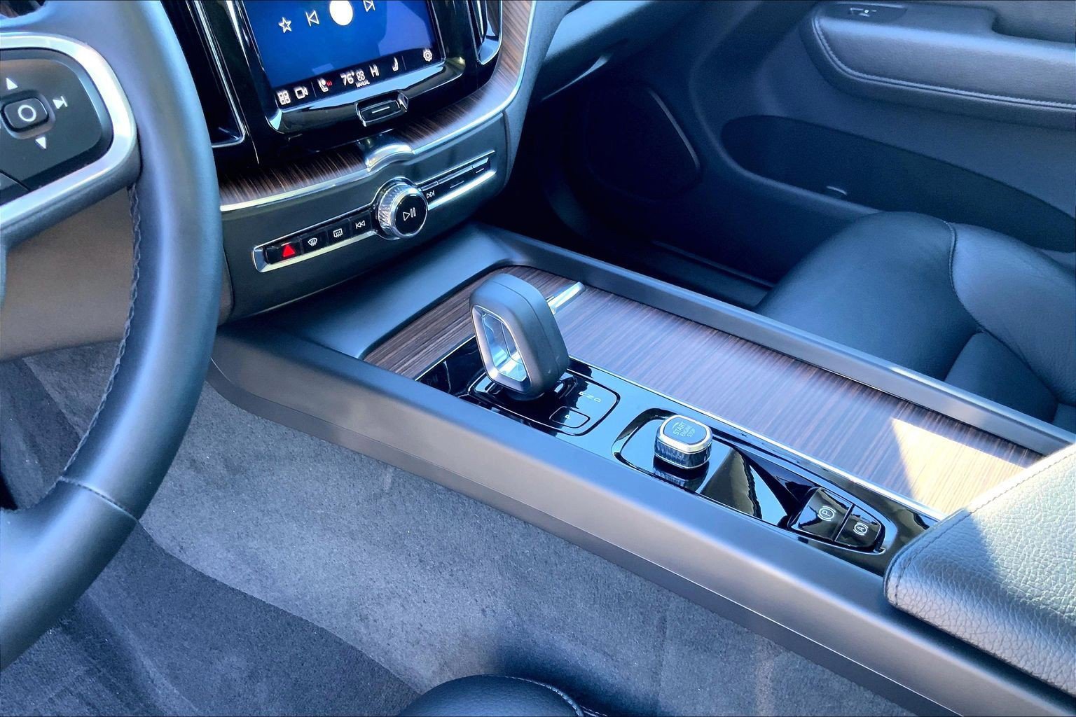 Used 2022 Volvo XC60 B5 Momentum w/ Climate Package image 15