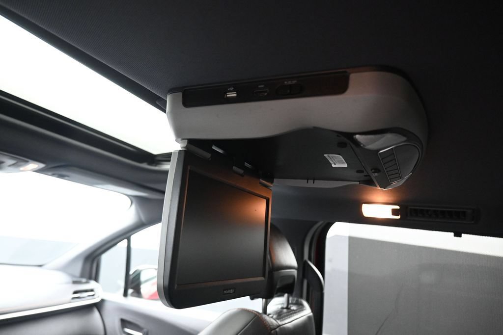 Used 2021 Toyota Sienna XSE FWD image 36
