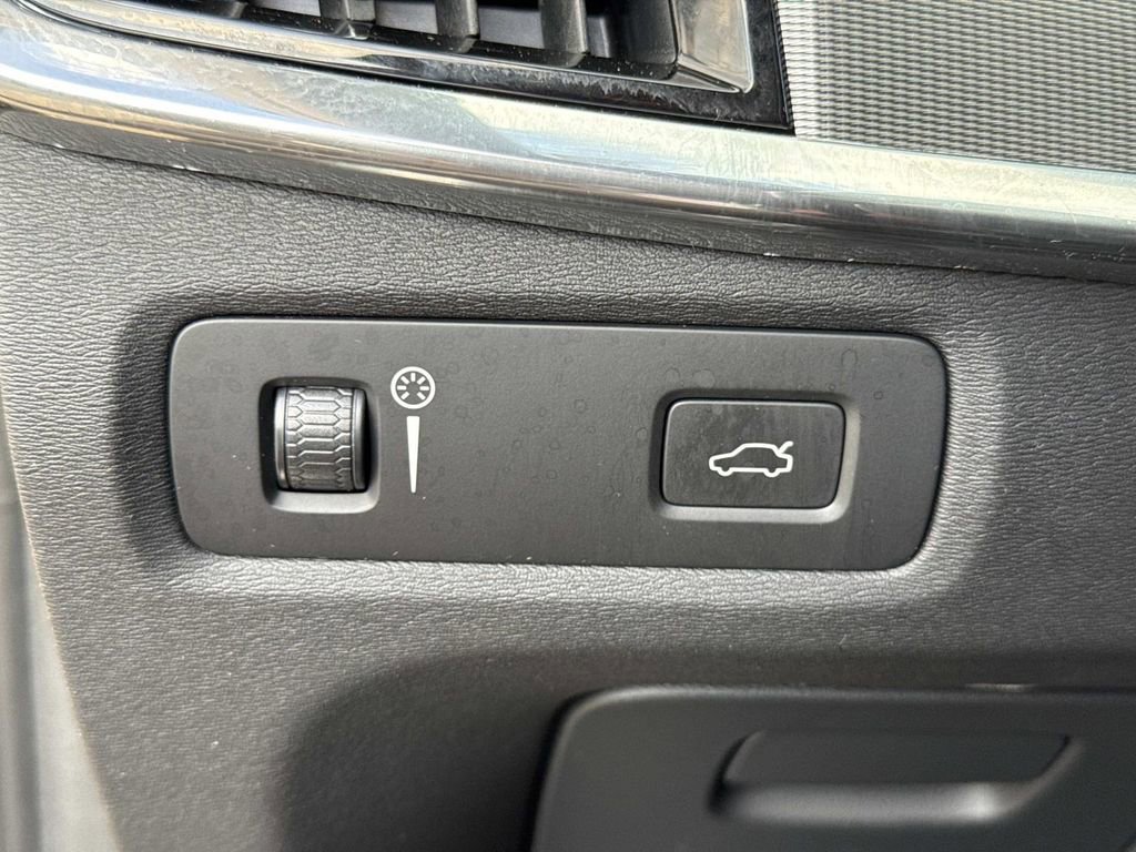 Used 2018 Volvo V90 T5 R-Design image 46