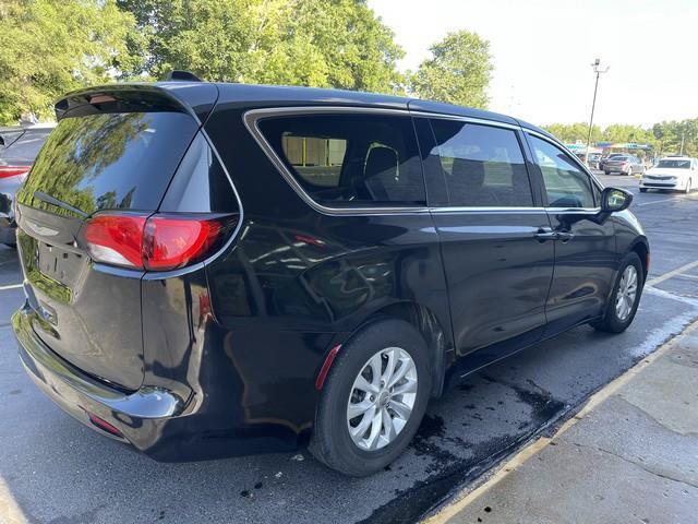 Used 2017 Chrysler Pacifica LX FWD image 4