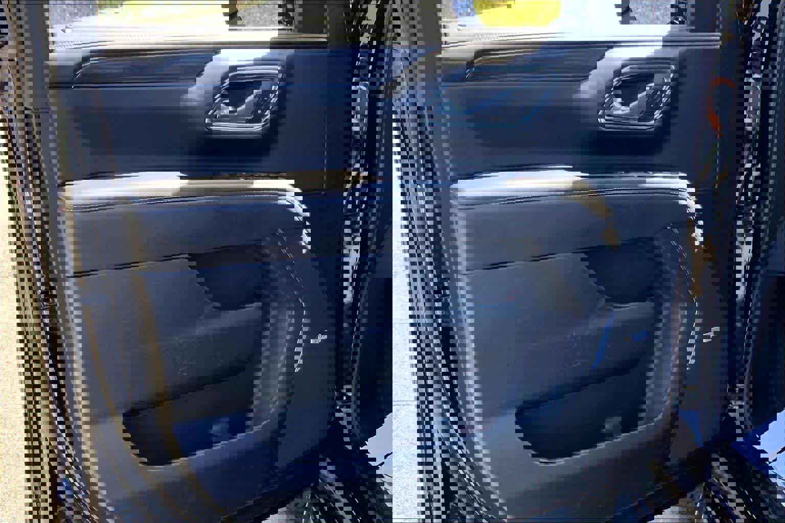 Used 2023 GMC Yukon XL SLT w/ SLT Premium Package image 18