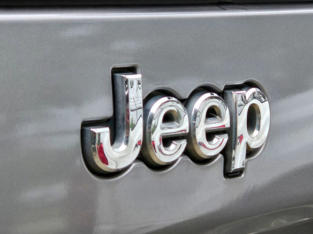 Used 2021 Jeep Cherokee Latitude FWD image 12
