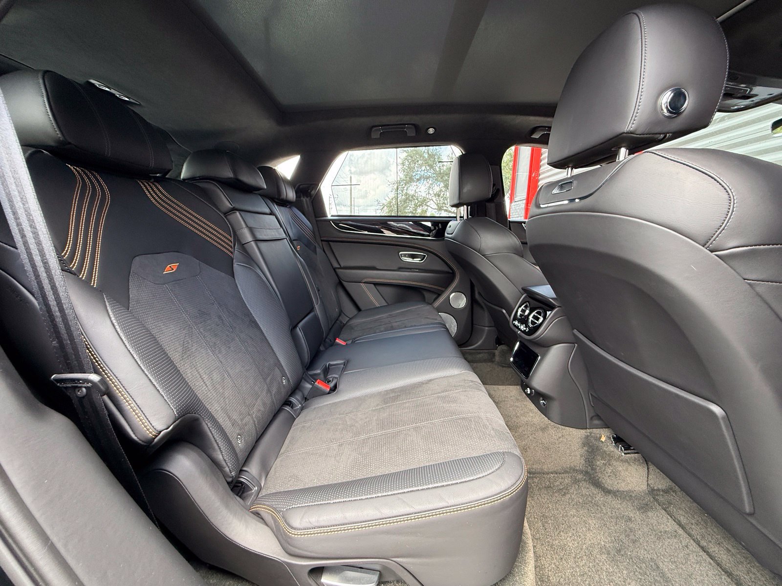 Used 2023 Bentley Bentayga AWD/4WD image 37