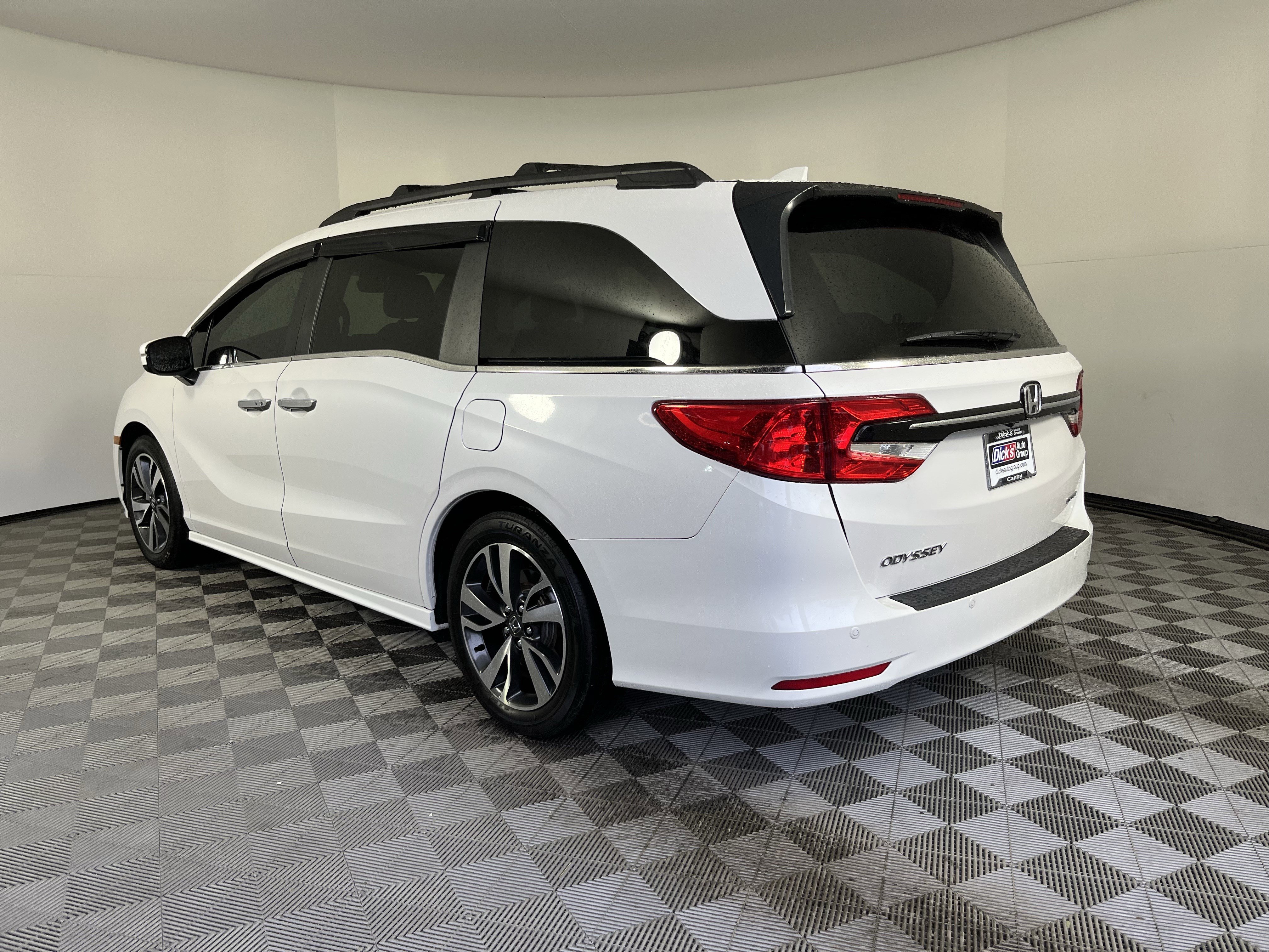 Used 2024 Honda Odyssey Touring image 3