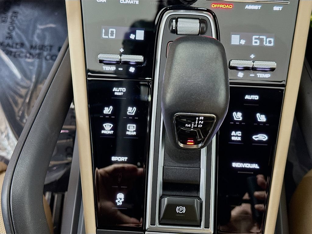 Certified 2023 Porsche Cayenne AWD/4WD image 18