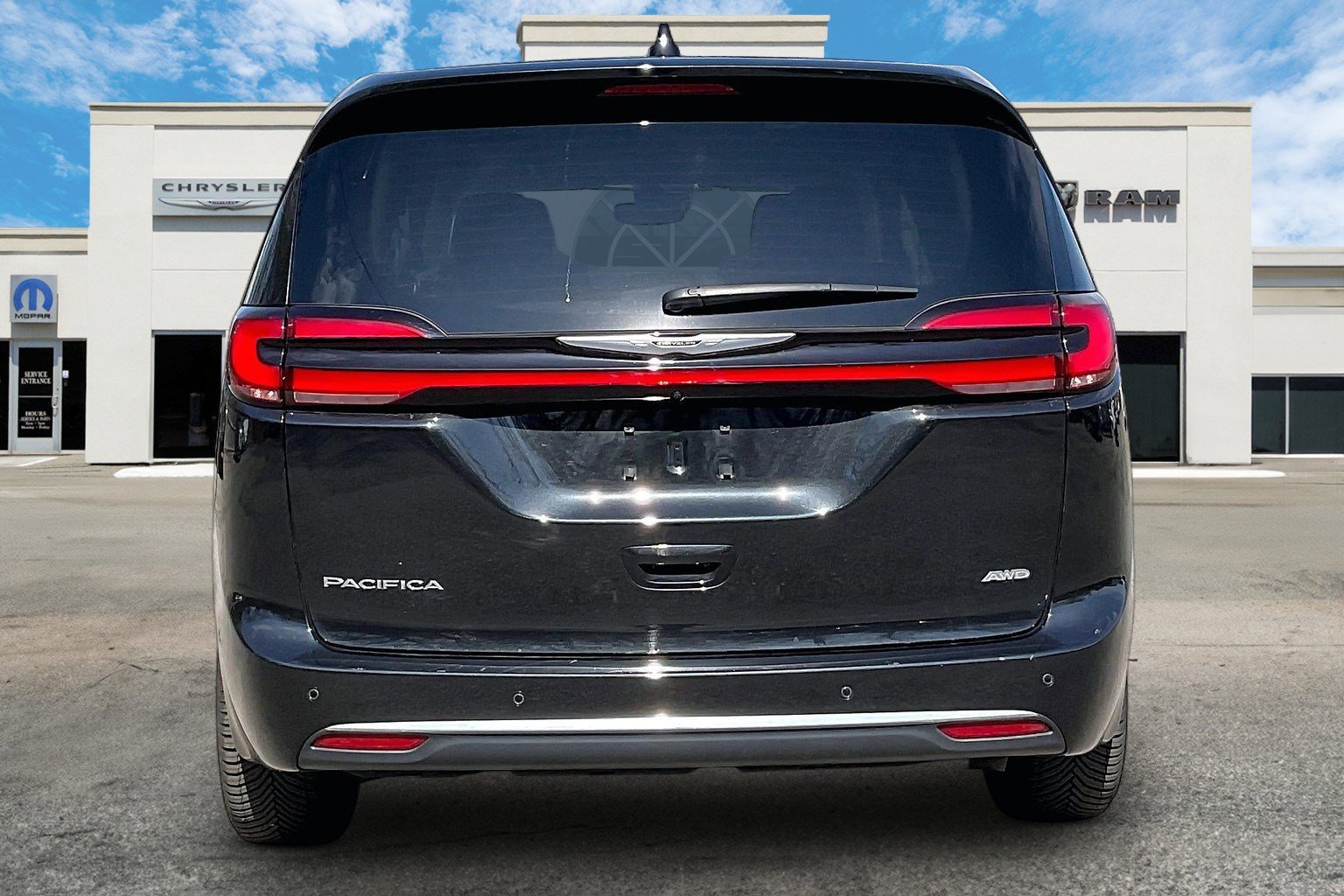 Used 2023 Chrysler Pacifica Touring-L image 4