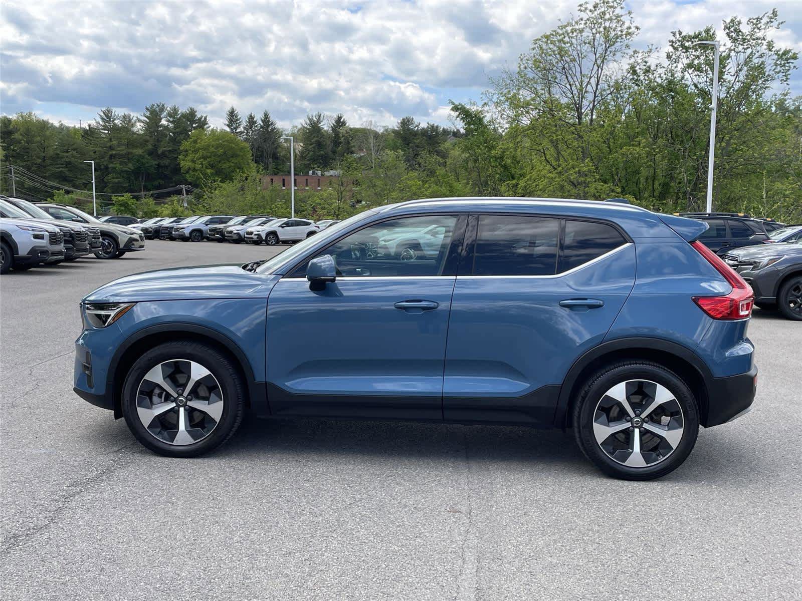 Used 2023 Volvo XC40 B5 Plus w/ Driver Assist Package AWD/4WD image 2