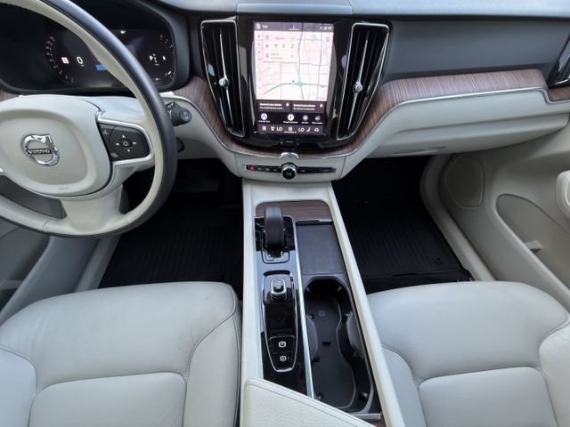 Used 2022 Volvo XC60 B5 Momentum w/ Advanced Package AWD/4WD image 18