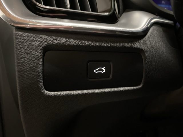 Used 2025 Volvo XC60 B5 Core image 35