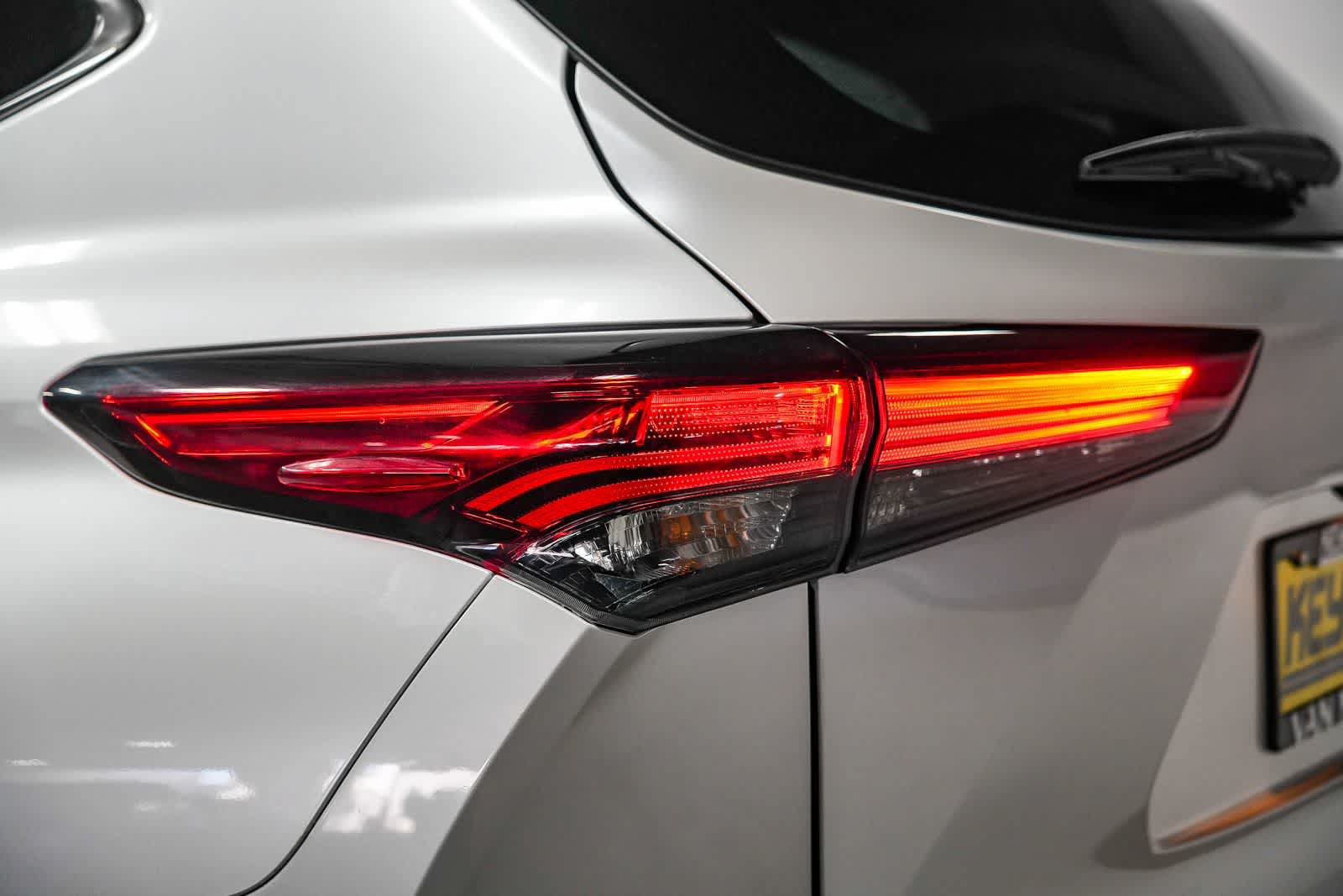 Used 2022 Toyota Highlander XLE AWD/4WD image 11
