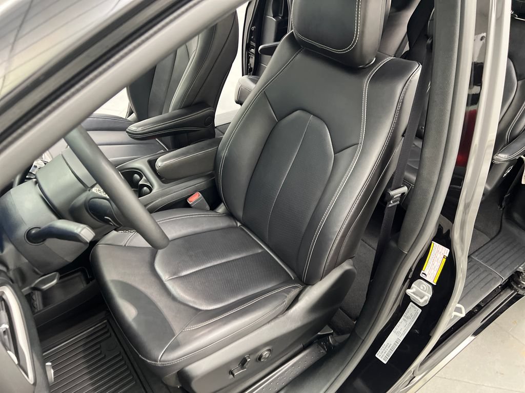 Used 2025 Chrysler Pacifica Select FWD image 11