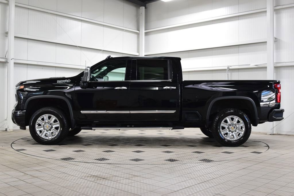 Used 2024 Chevrolet Silverado 2500 High Country w/ Technology Package AWD/4WD image 4