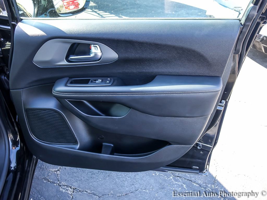 Used 2025 Chrysler Pacifica Select FWD image 28