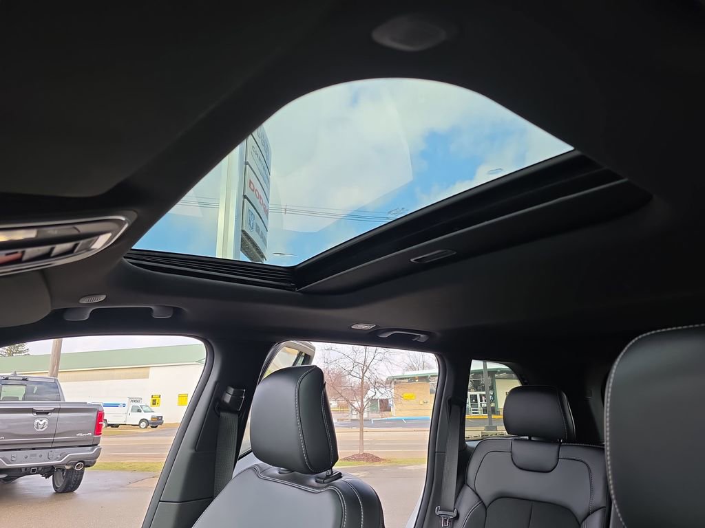 New 2025 Jeep Grand Cherokee Altitude image 29