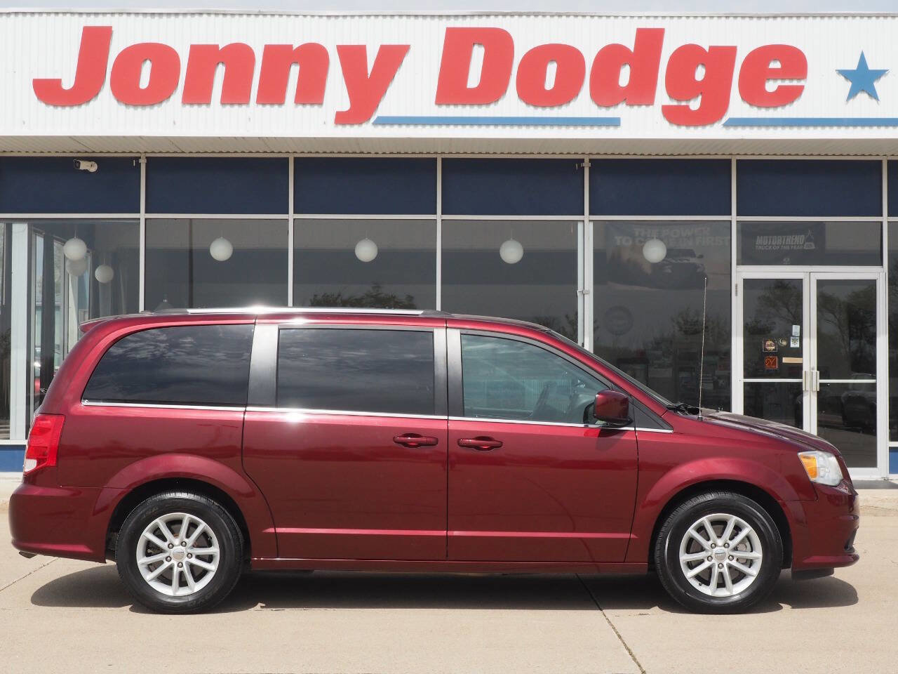 Used 2020 Dodge Grand Caravan SXT FWD image 1