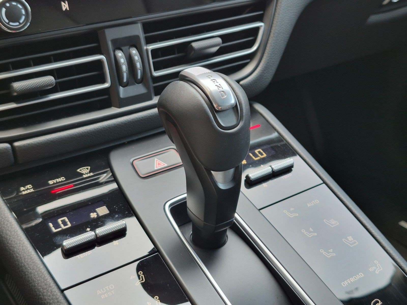 Certified 2026 Porsche Macan AWD/4WD image 18