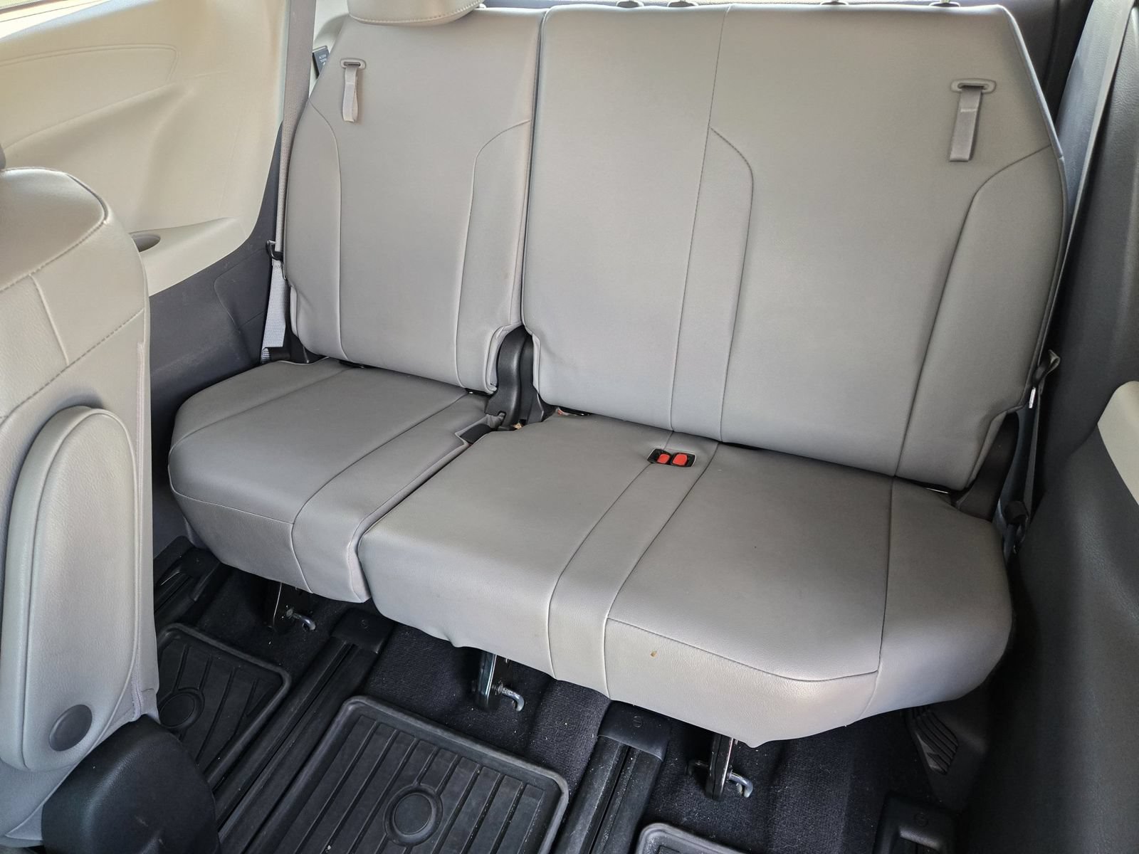 Used 2022 Toyota Sienna XLE w/ XLE Plus Package AWD/4WD image 32