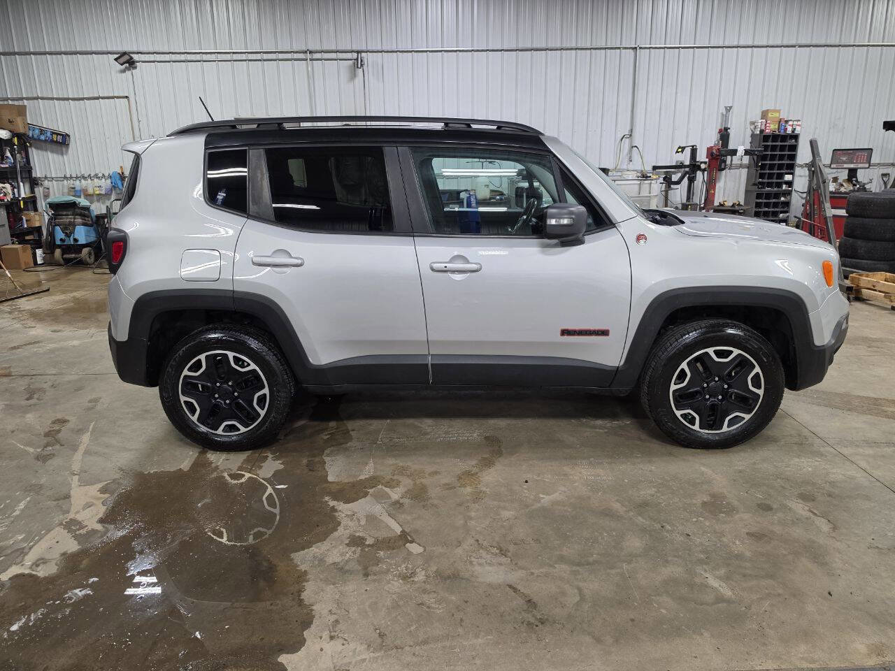 Used 2016 Jeep Renegade Trailhawk AWD/4WD image 8