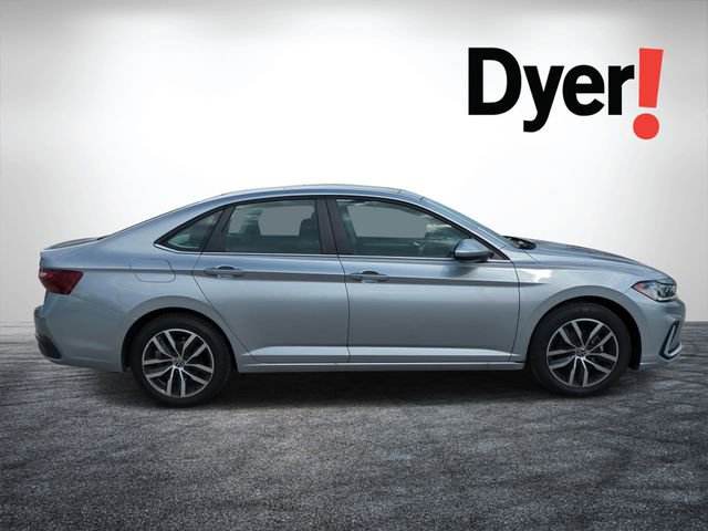 Used 2025 Volkswagen Jetta SE FWD image 2