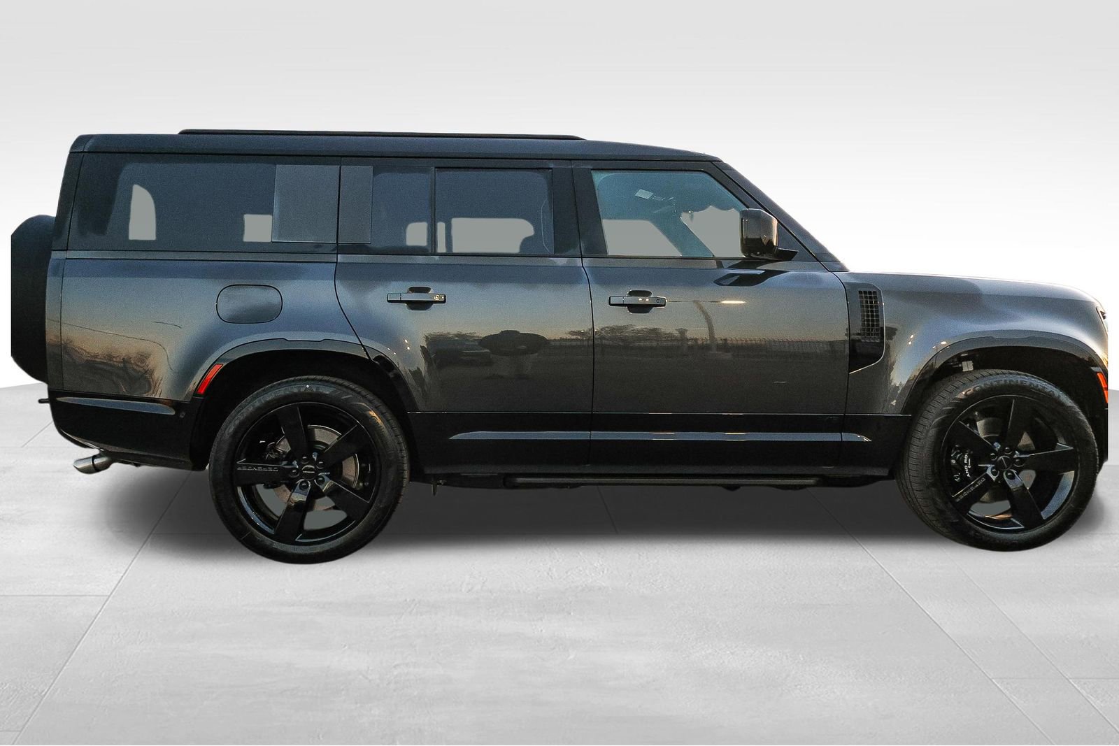 New 2026 Land Rover Defender 130 V8 image 4