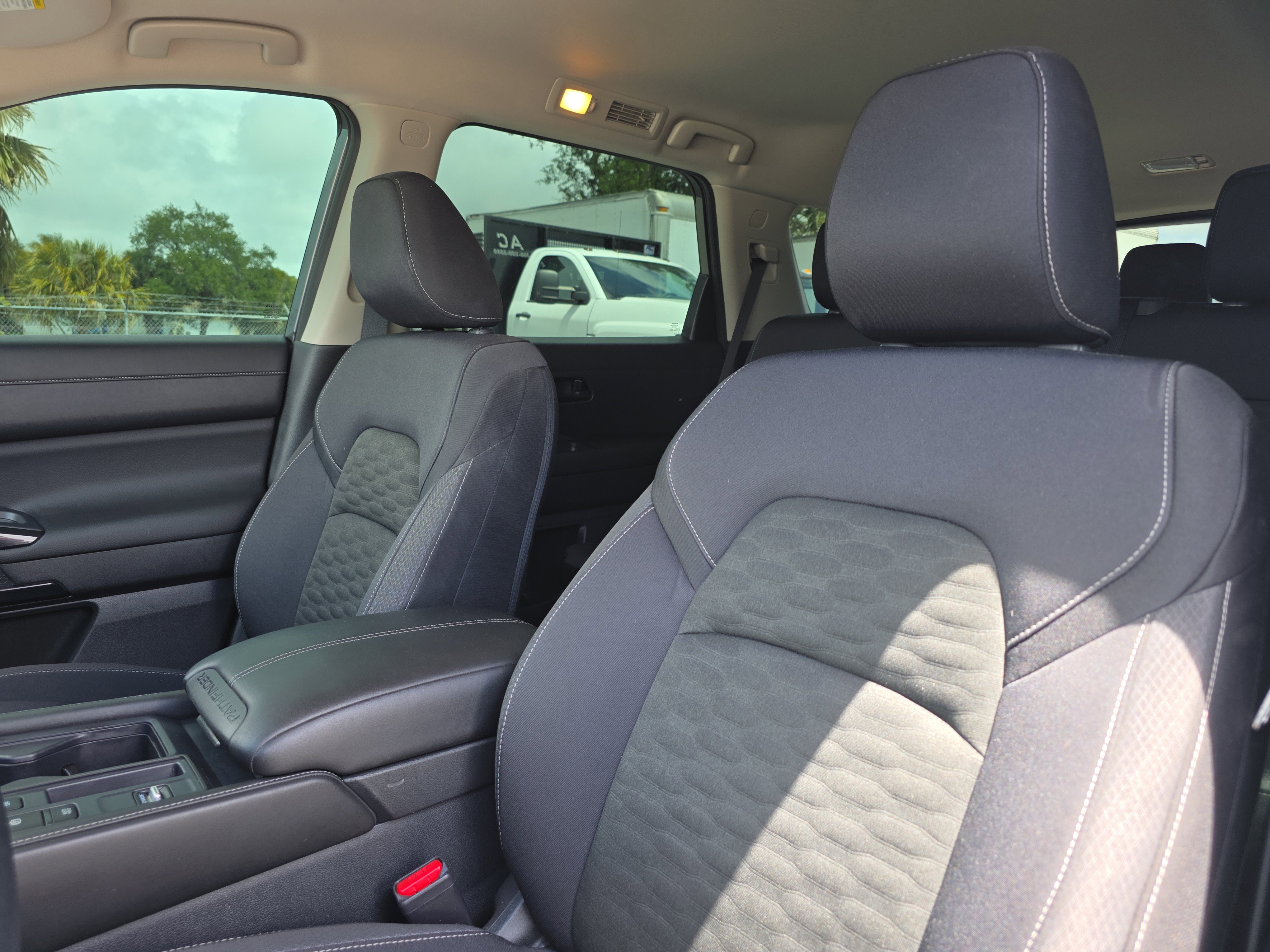 Used 2024 Nissan Pathfinder S image 26