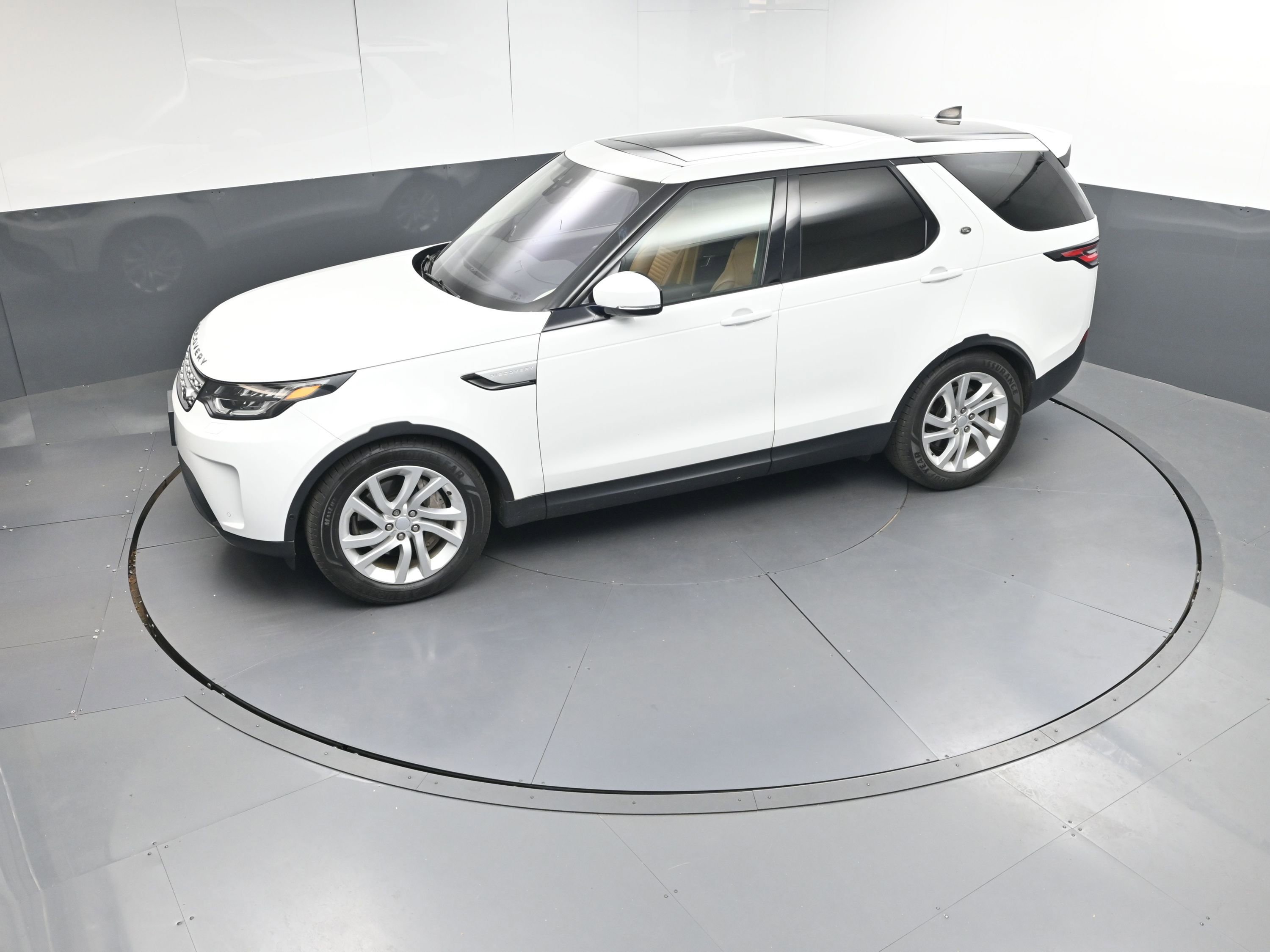 Used 2019 Land Rover Discovery HSE image 34