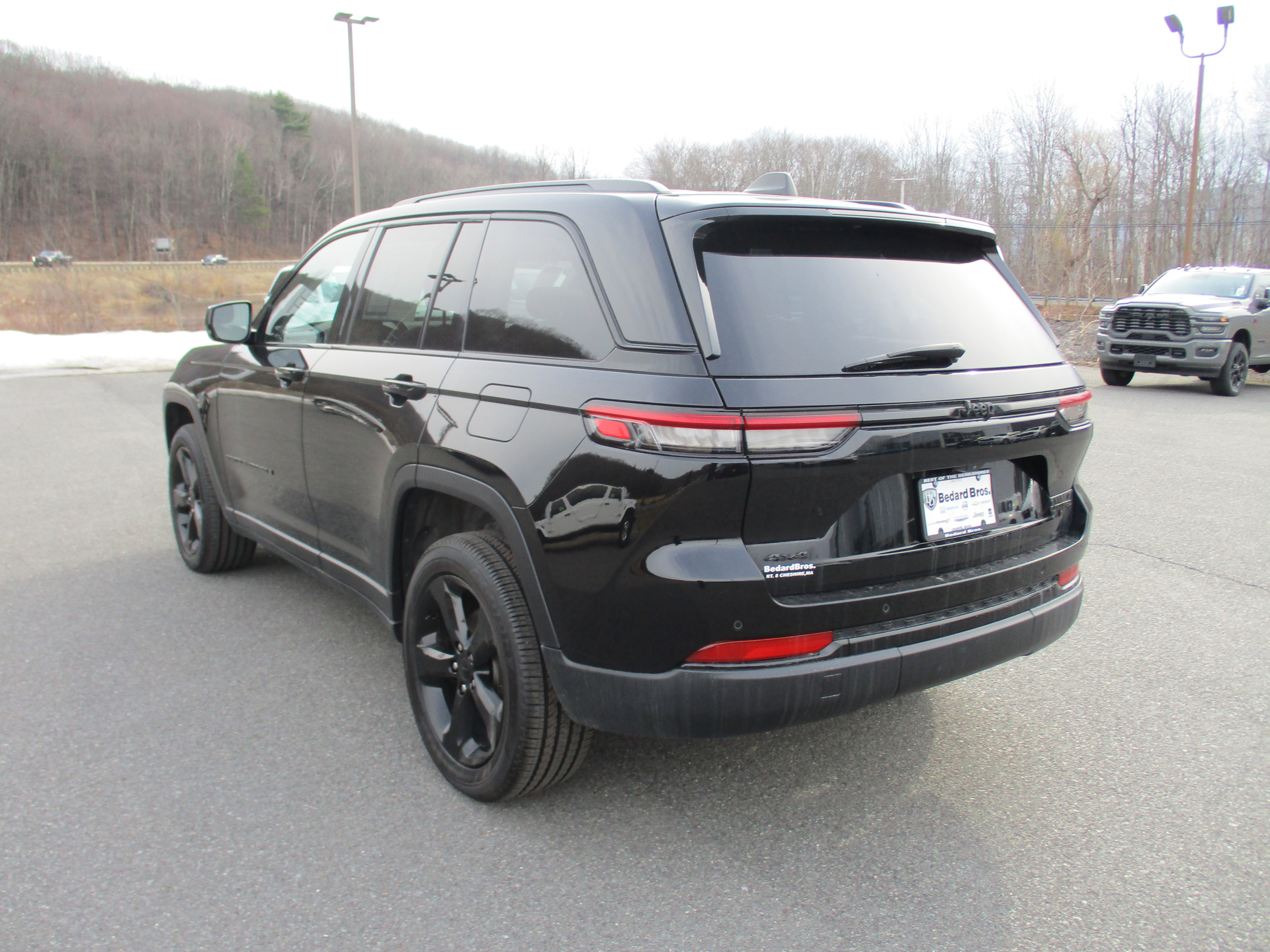 Certified 2023 Jeep Grand Cherokee Limited w/ Black Appearance Package AWD/4WD image 7