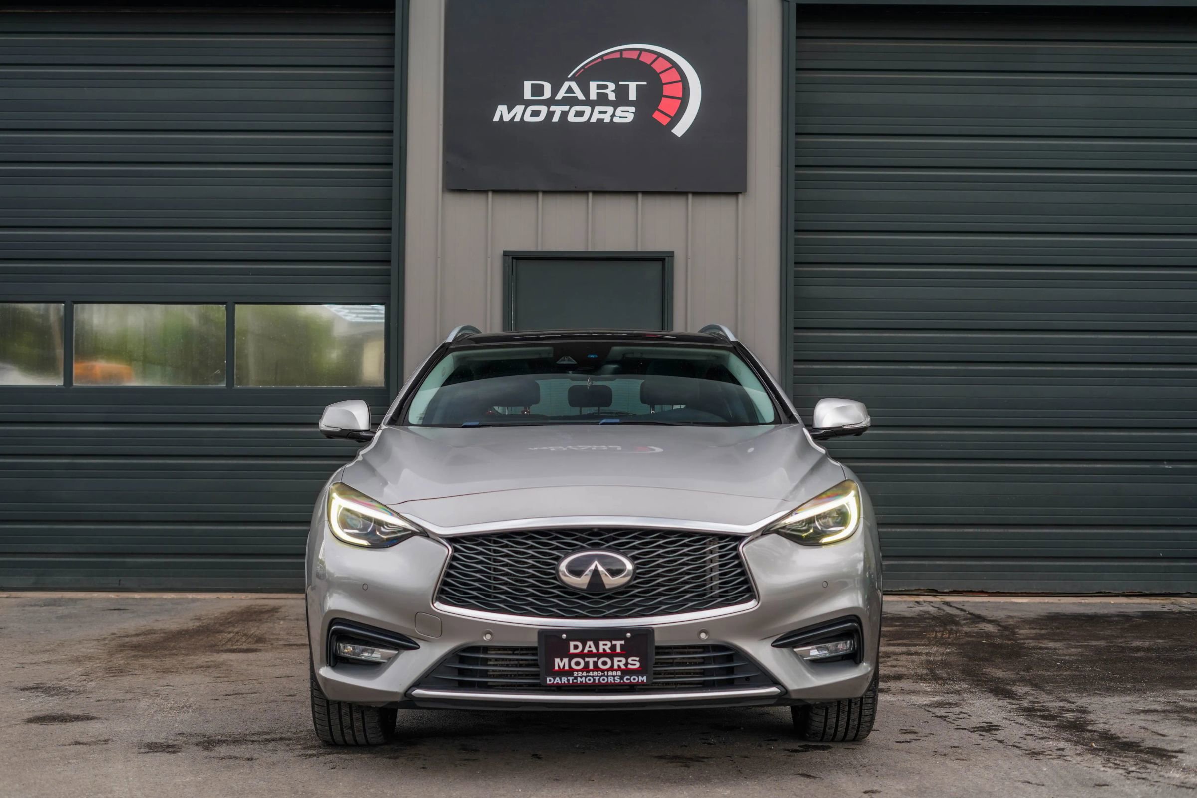 Used 2017 INFINITI QX30 Premium w/ Technology Package FWD image 2
