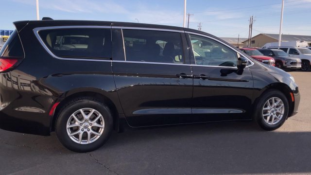 Used 2024 Chrysler Pacifica Touring-L FWD image 2