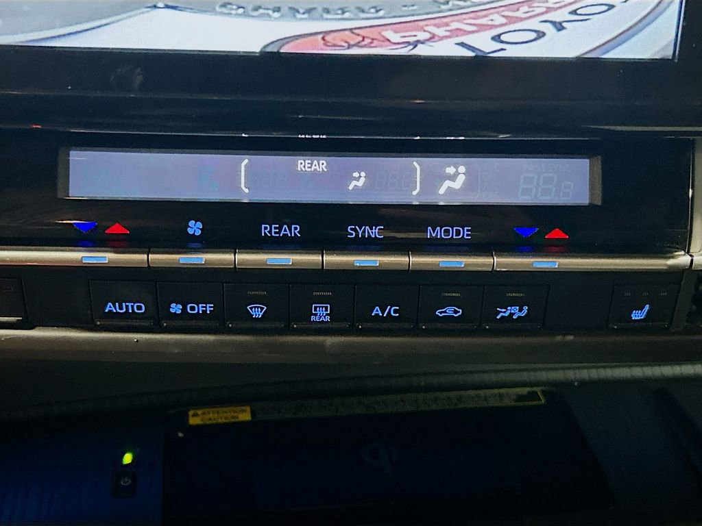 Used 2023 Toyota Sienna XLE Woodland Edition image 14