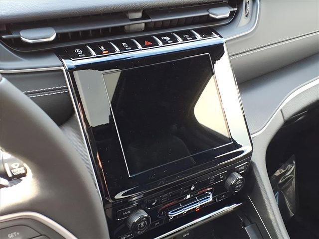 New 2025 Jeep Grand Cherokee Altitude image 19