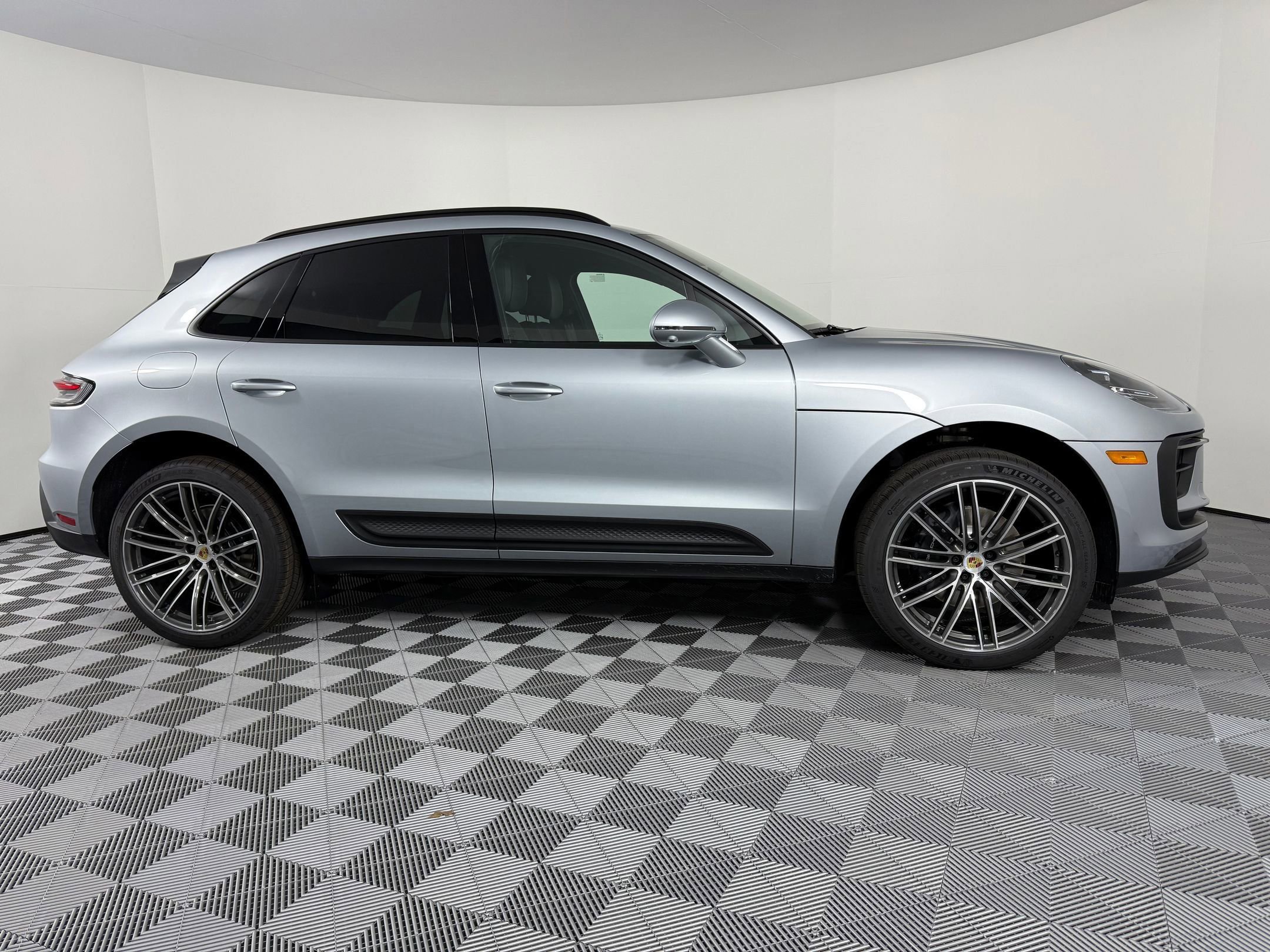 Certified 2026 Porsche Macan AWD/4WD image 8