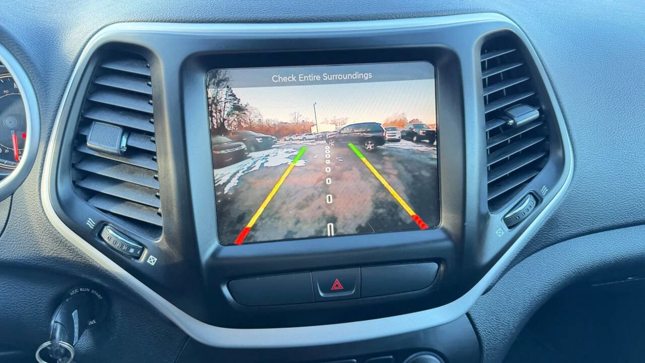 Used 2017 Jeep Cherokee Trailhawk w/ Cold Weather Group image 18