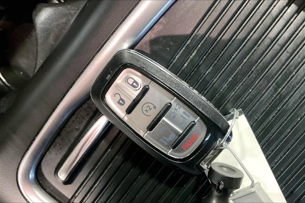 Used 2022 Chrysler Pacifica Touring-L FWD image 12