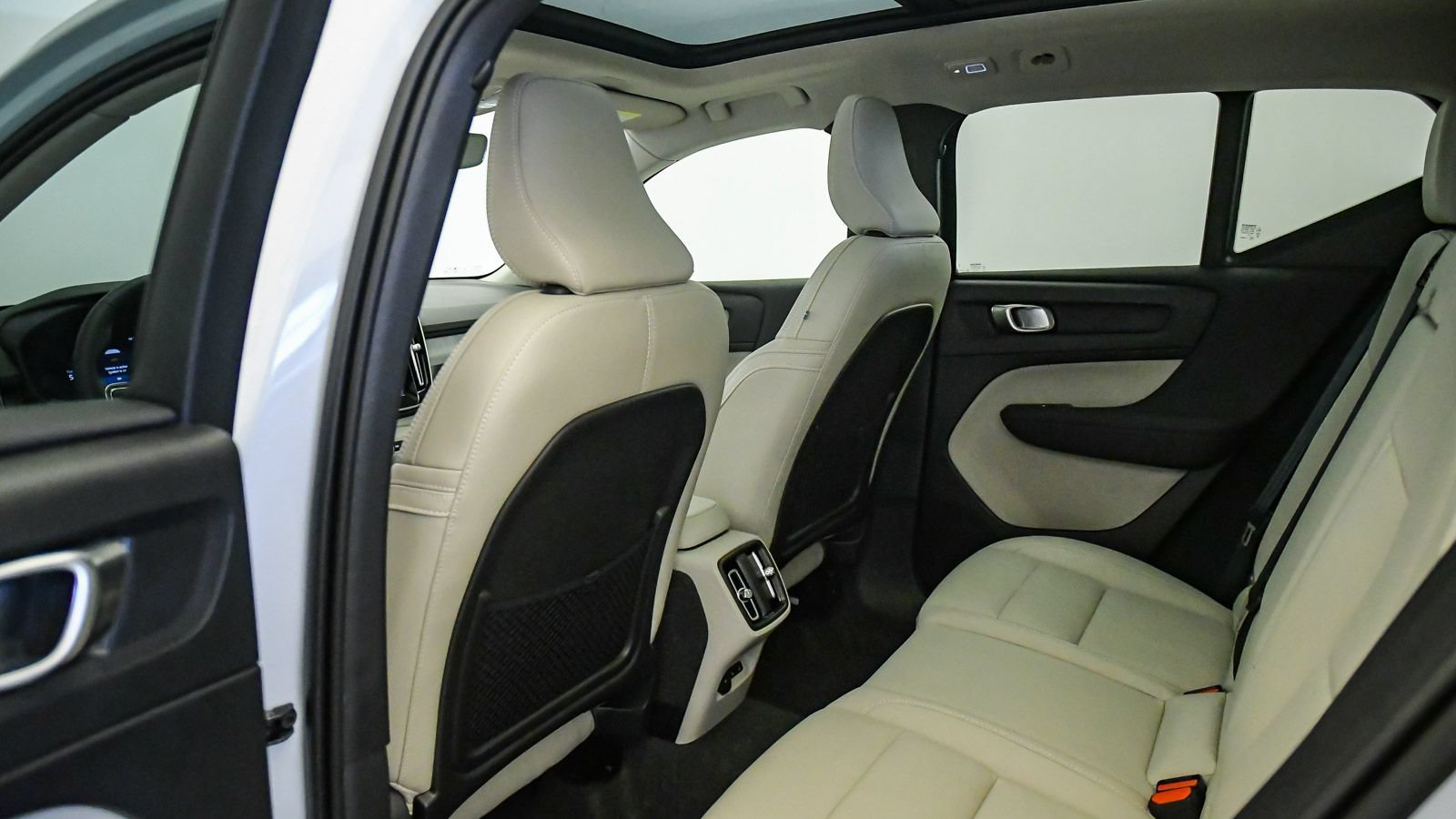 Certified 2026 Volvo XC40 B5 Plus w/ Protection Package Premier AWD/4WD image 19