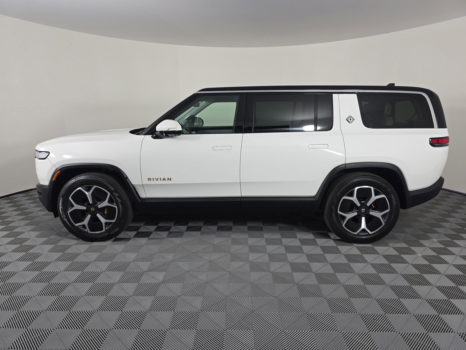 Used 2023 Rivian R1S Adventure image 2