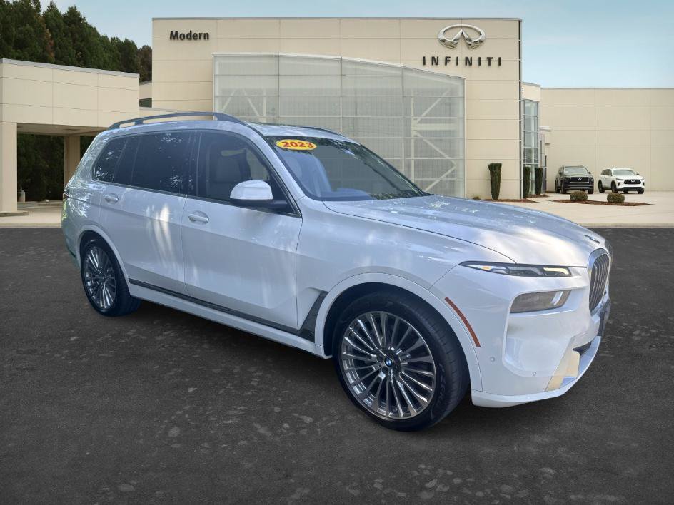 Used 2023 BMW X7 xDrive40i w/ Premium Package AWD/4WD image 3