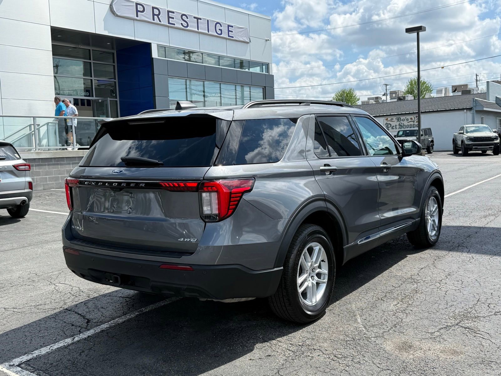 Used 2025 Ford Explorer Active AWD/4WD image 13