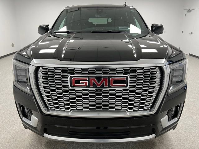 Used 2022 GMC Yukon XL Denali w/ Advanced Technology Package image 3