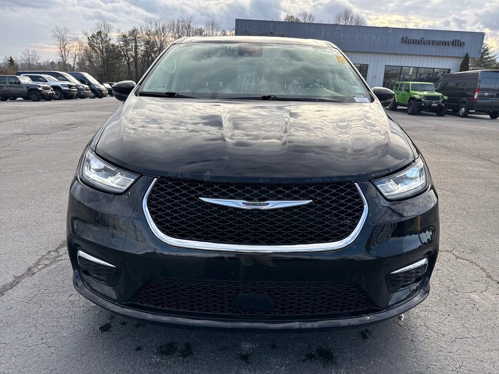Used 2024 Chrysler Pacifica Touring-L image 10