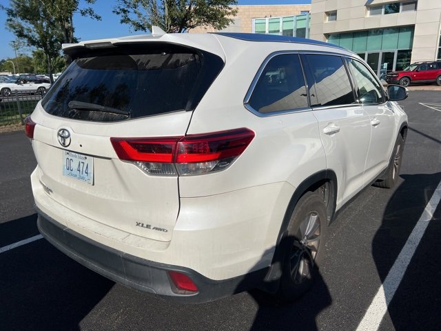 Used 2019 Toyota Highlander XLE w/ Carpet Mat Package (TMS) image 4