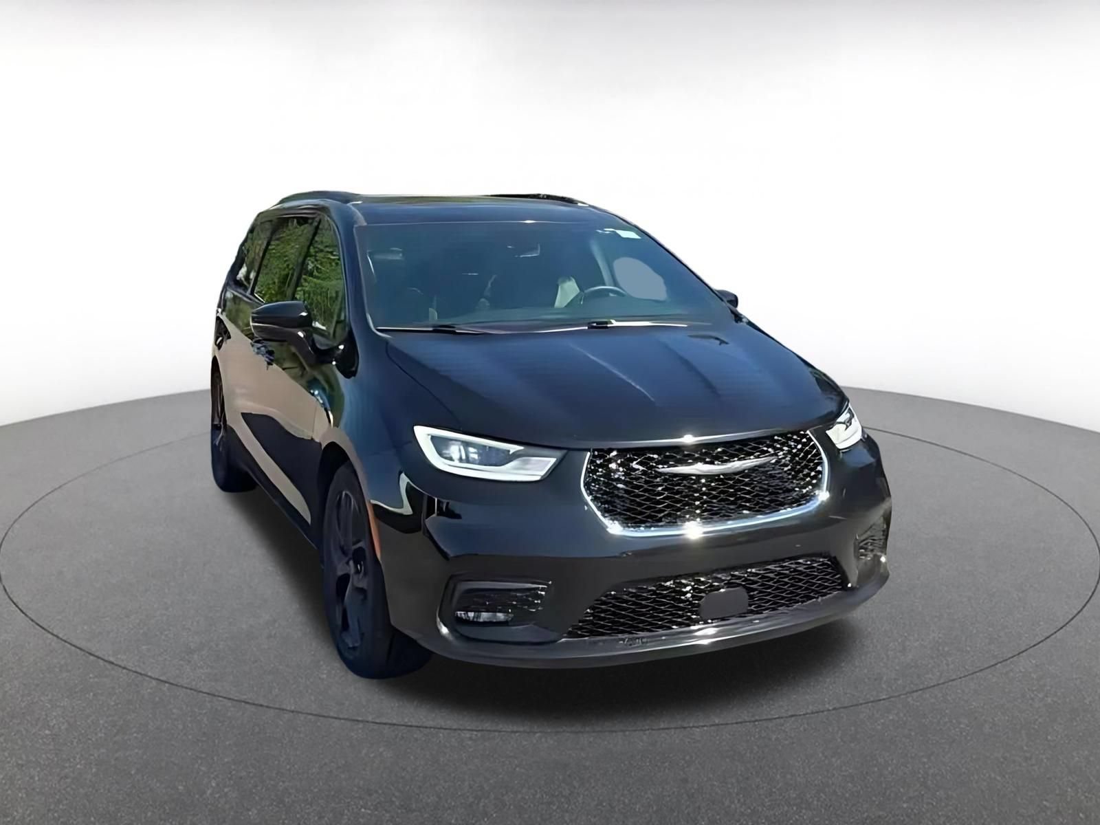 Used 2025 Chrysler Pacifica Limited FWD image 3