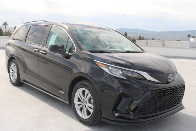 Used 2021 Toyota Sienna XSE w/ XSE Plus Package AWD/4WD image 2