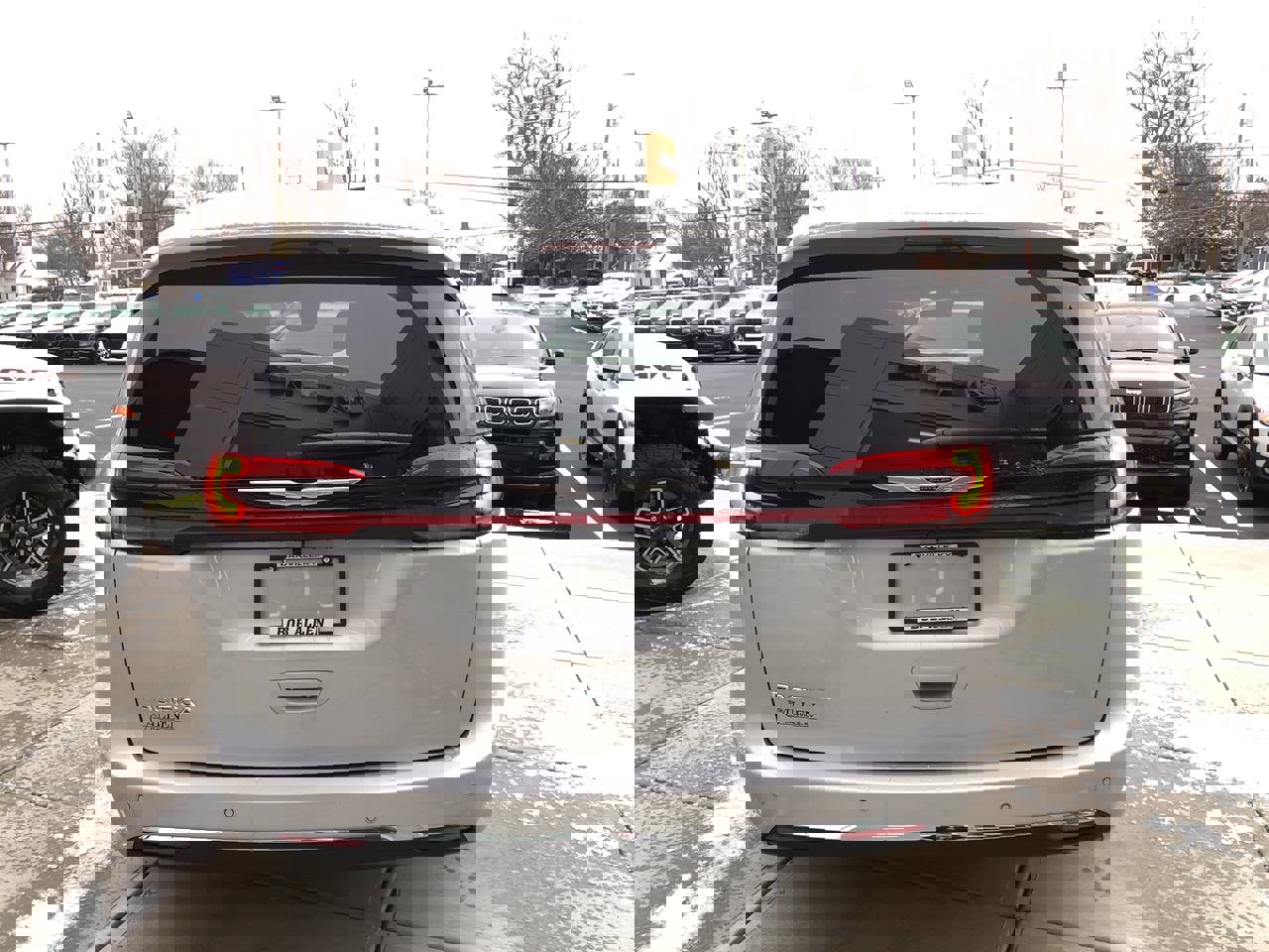 New 2026 Chrysler Pacifica Select image 11