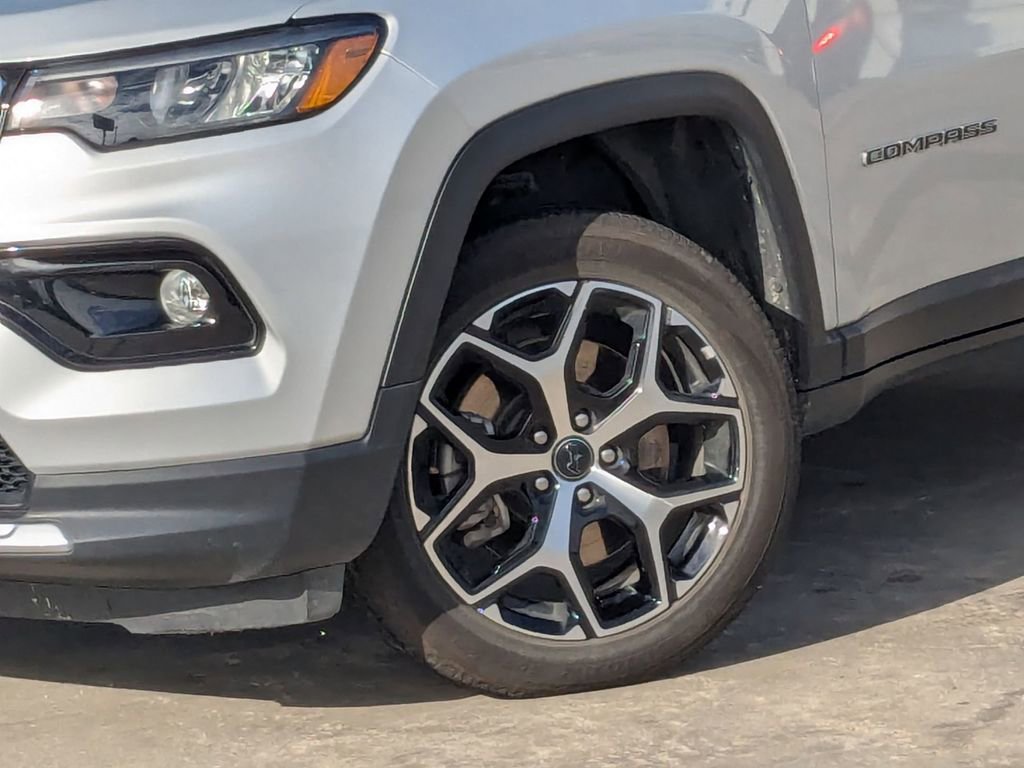 Used 2025 Jeep Compass Limited image 32